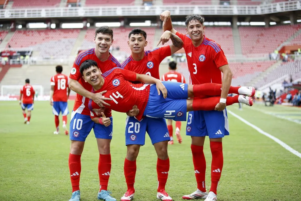 La celebración junto a sus compañeros en la Roja Sub 20. Foto: Carlos Parra / FFCH.