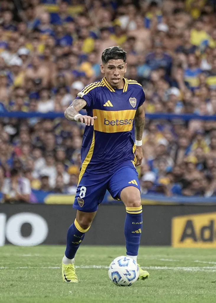 Palacios con la pelota dominada en la Bombonera