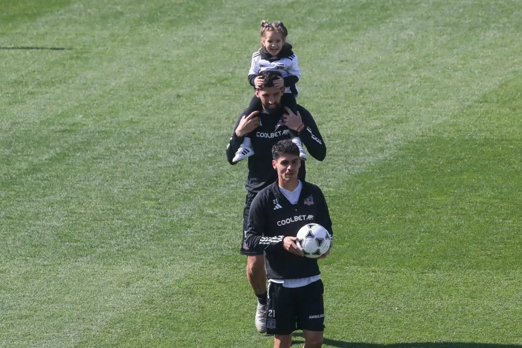 Emiliano Amor junto a su hija en un Arengazo de Colo Colo