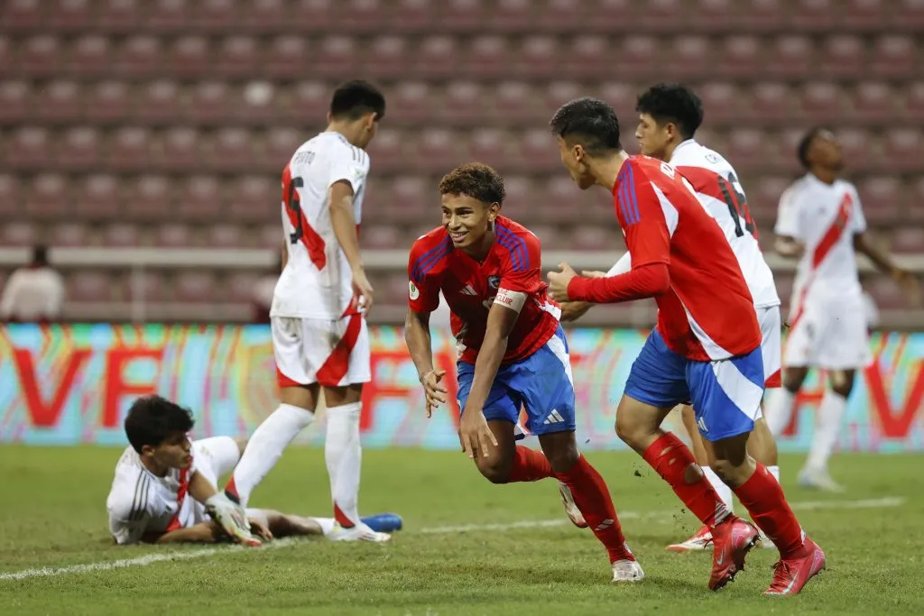 Juan Francisco Rossel le hizo dos goles de cabeza a Perú. Foto: Imago