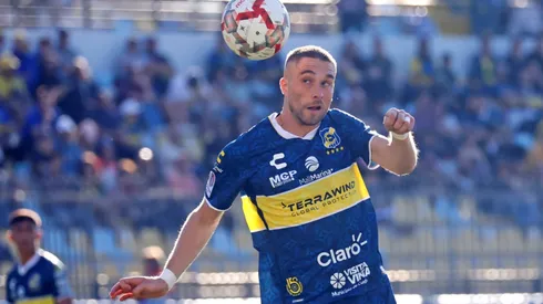 Diego Oyarzún con el balón en un juego de Everton en el último Campeonato Nacional.
