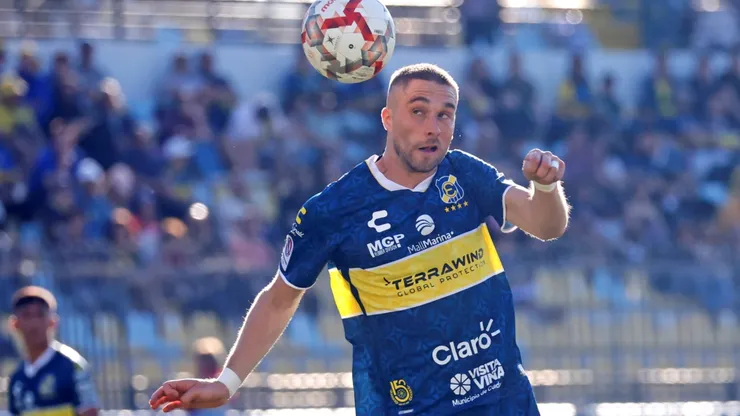 Diego Oyarzún con el balón en un juego de Everton en el último Campeonato Nacional.