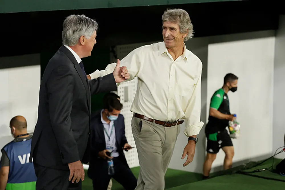 Históricos del Betis respaldan a Pellegrini y lo comparan con Ancelotti.