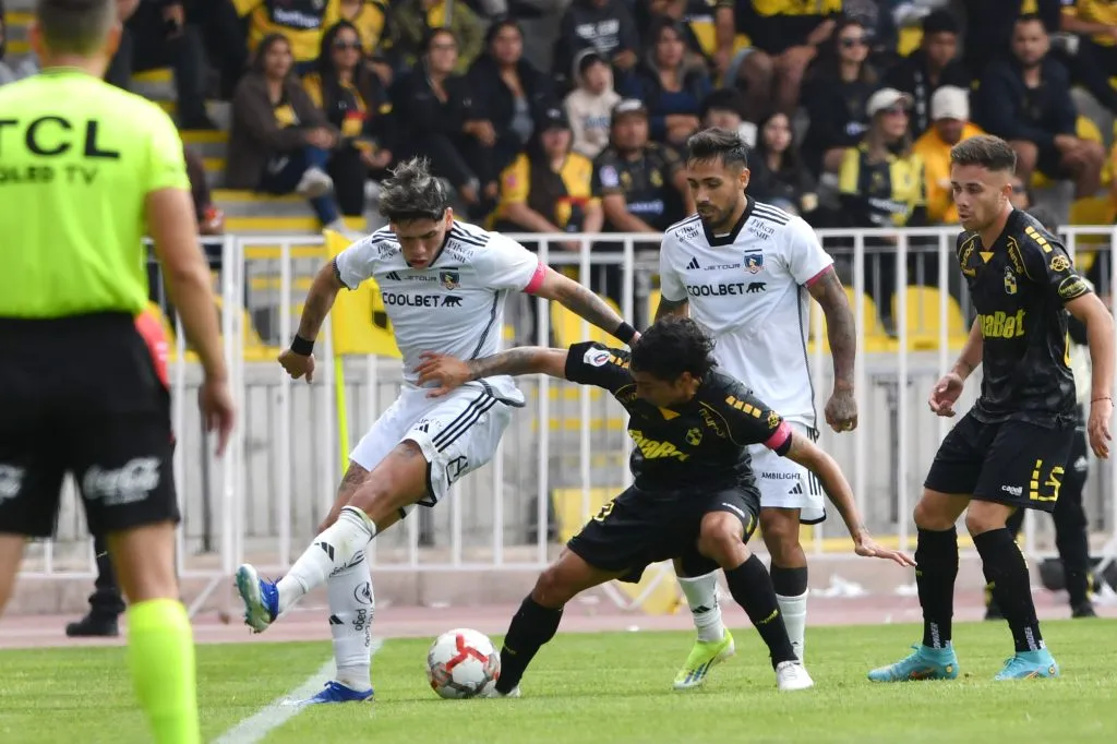 Lejos de Chile, Carlos Palacios y Luciano Cabral se pelean por ser el 10 de Chile en eliminatorias. Foto: Photosport.
