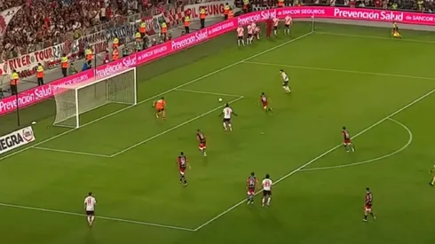 Gonzalo Tapia falló un gol increíble y en Argentina no dudaron en tirarle la oreja.