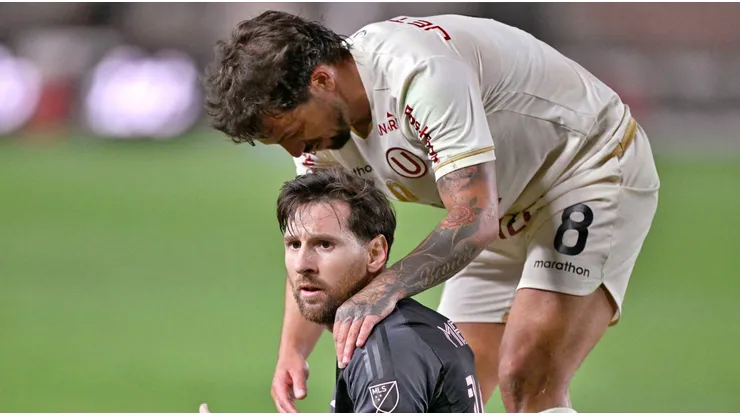 Costa bajó a Messi con una fea falta.