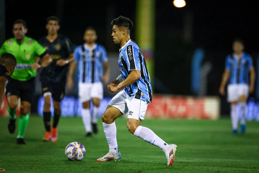 Alexander Aravena nuevamente fue figura en Gremio. Foto: Gremio.