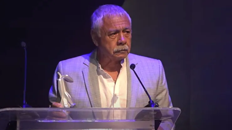 El exjugador recibió importante reconocimiento en los Copihues de Oro.