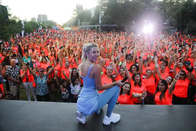 Cote López diseñó la polera de la corrida con su marca BeActive