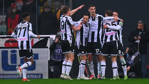 Jugadores de Udinese, equipo de Alexis Sánchez, celebran el gol de Lorenzo Lucca contra Roma.