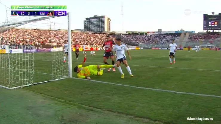 ¿Responsabilidad en el gol de Limache? Cortés suma críticas en el arco de Colo Colo.