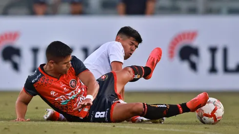 Pavez se mostró molesto por el estado de la cancha del Monumental.