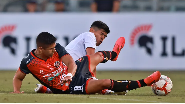 Pavez se mostró molesto por el estado de la cancha del Monumental.