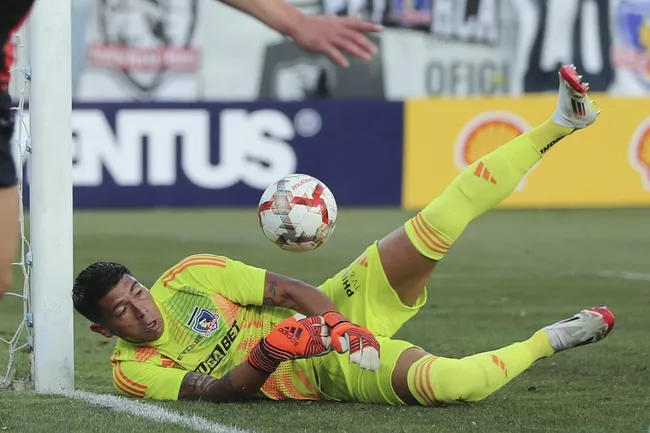 El rendimiento de Brayan Cortés dejó muchas en el 2-2 de Colo Colo ante Deportes Limache. | Foto: Photosport.