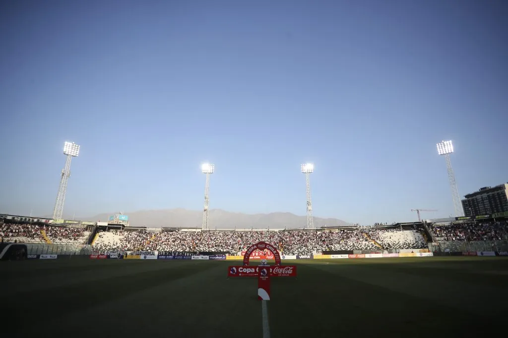 Críticas a Colo Colo por la limpieza del estadio Monumental que perjudica más la experiencia estadio para los hinchas albos.