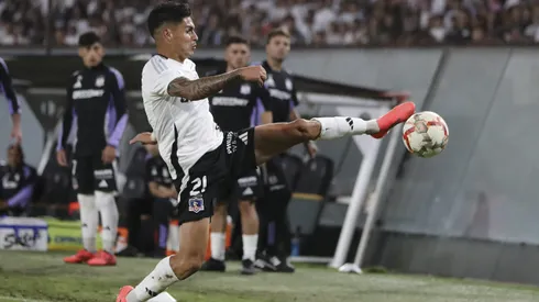 Erick Wiemberg intenta desesperadamente dejar el balón en la mala cancha del Monumental.