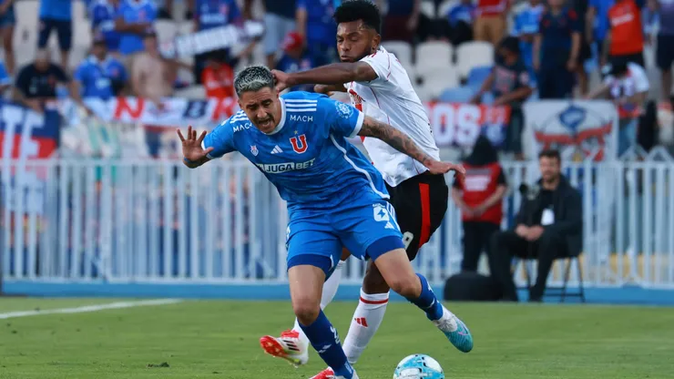 Ignacio Tapia controlando a Borja en el duelo ante River Plate.