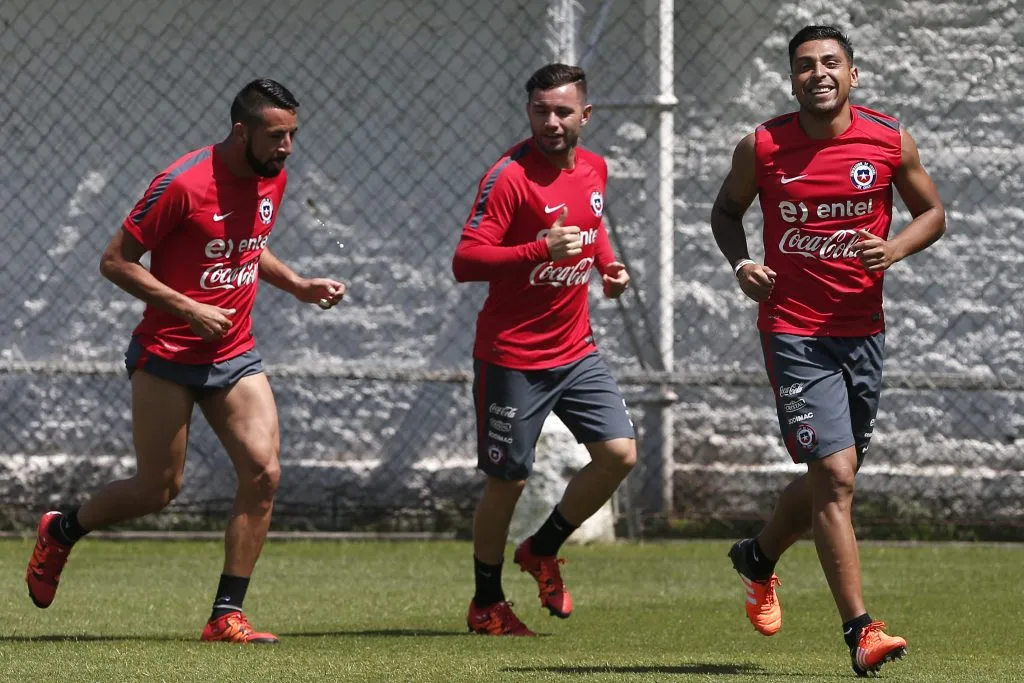 Gonzalo Jara junto a Mauricio Isla y Eugenio Mena en la selección chilena. (Javier Torres/Photosport).