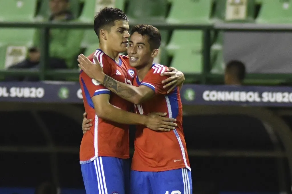 Lucas Assadi festeja con Vicente Conelli en la Roja Sub 20. (Santiago Cortés/Photosport).