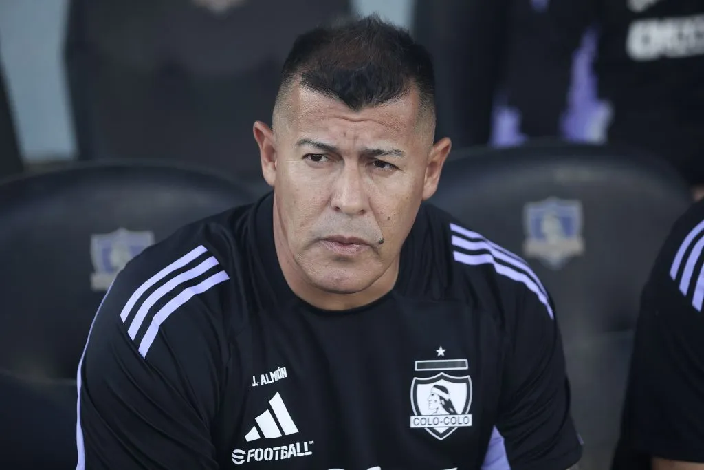 Jorge Almirón en Colo Colo. Seguirá al menos hasta fines de 2026. (Felipe Zanca/Photosport).