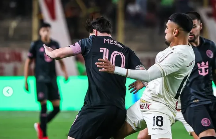 Rodrigo Ureña intenta quitarle el balón a Messi. (Foto: Instagram Rodrigo Ureña).