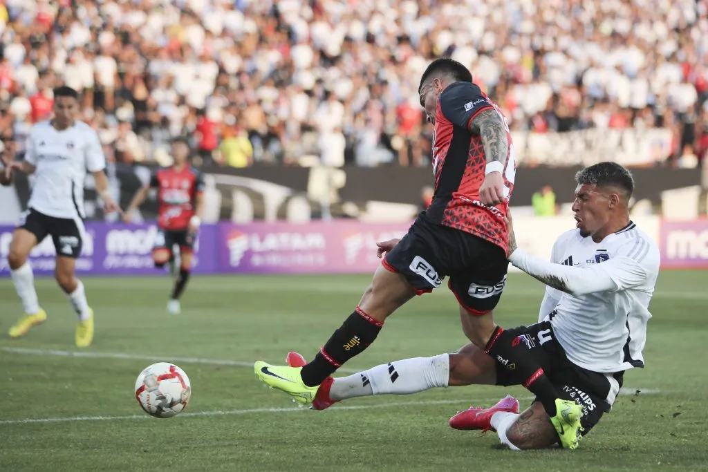 Daniel Castro se deshizo de Alan Saldivia en la jugada que terminó con el gol de Da Silva. (Felipe Zanca/Photosport).
