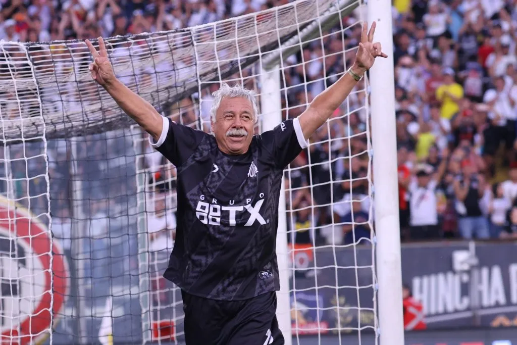 Carlos Caszely fue destacado en el vestuario de Limache. (Marcelo Hernández/Photosport).