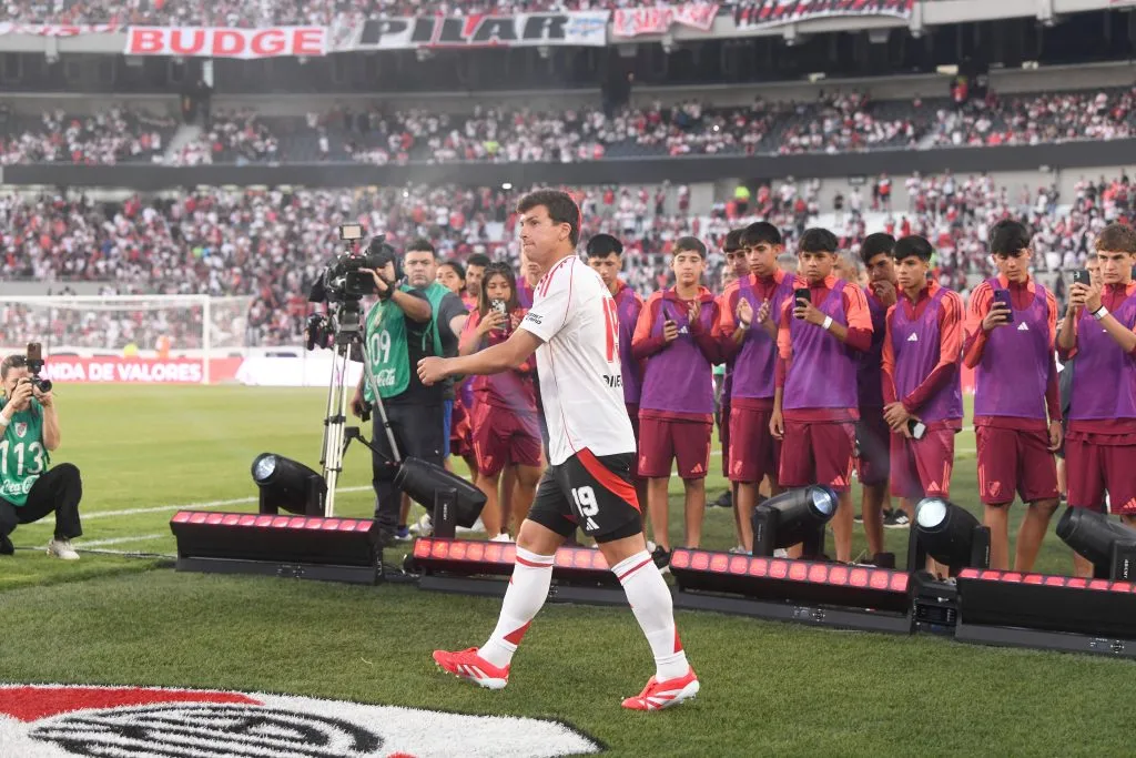 Gonzalo Tapia en su presentación ante la hinchada de River Plate. (Foto: Diego Haliasz | Imago).