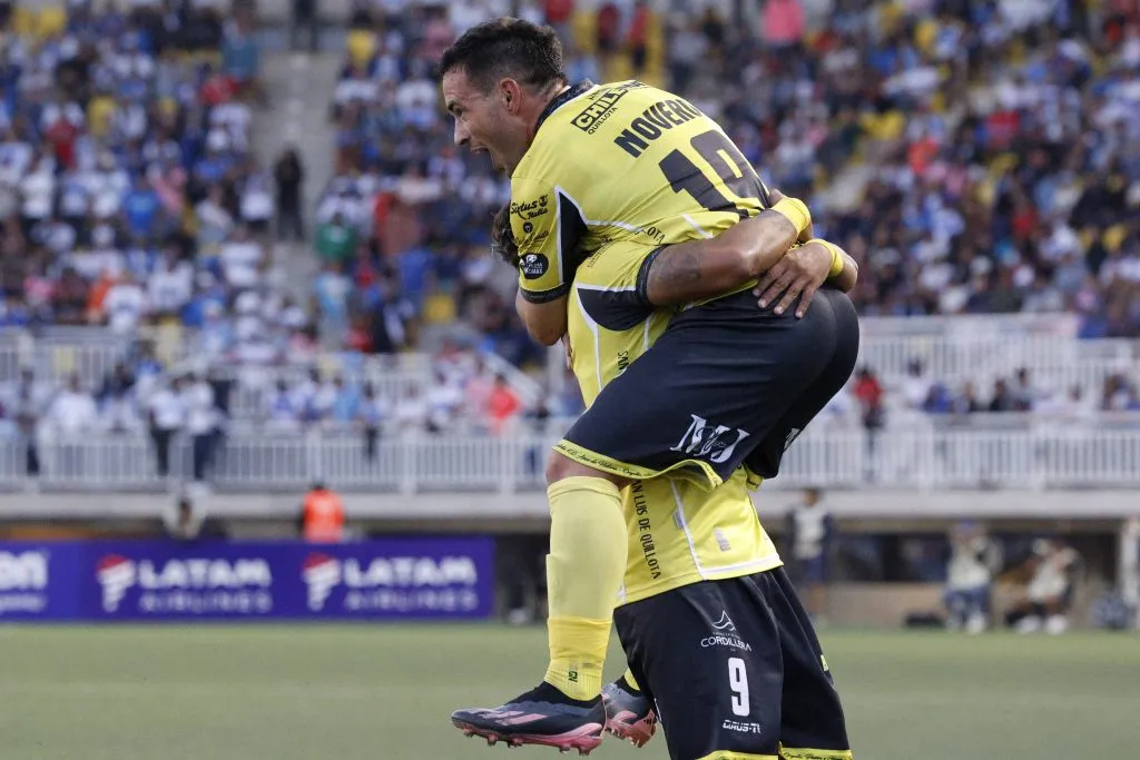 Así festejó Novero el cabezazo espectacular que le clavó a Católica. (Martin Thomas/Photosport).