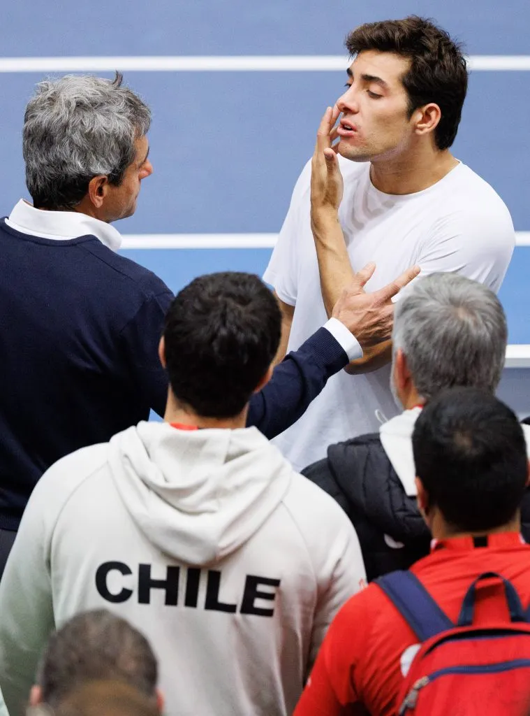 Cristian Garin mostrándole el golpe recibido a Carlos Ramos. Foto: Imago