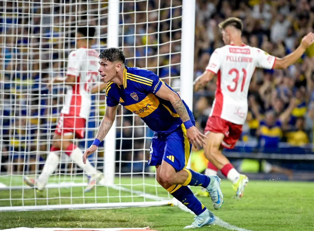 Carlos Palacios festejó así su golazo en La Bombonera. (Marcelo Endelli/Getty Images).
