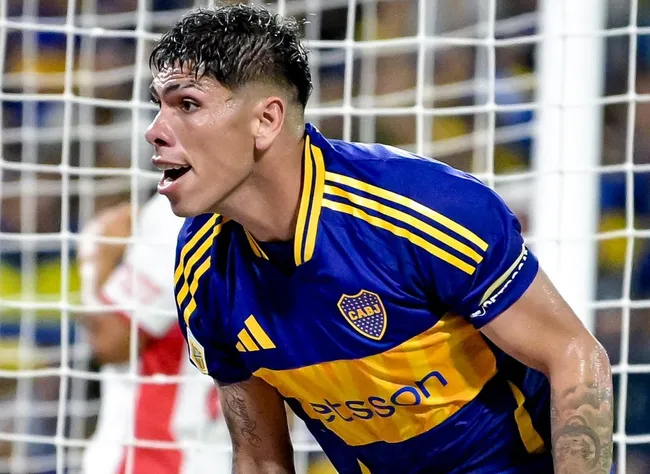 Carlos Palacios tiene nerviosos a todos en Boca Juniors tras su estreno goleador. Foto: Getty Images.