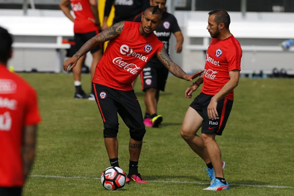 Arturo Vidal y Marcelo Díaz juntos en la selección chilena en 2016. (Andrés Piña/Photosport).