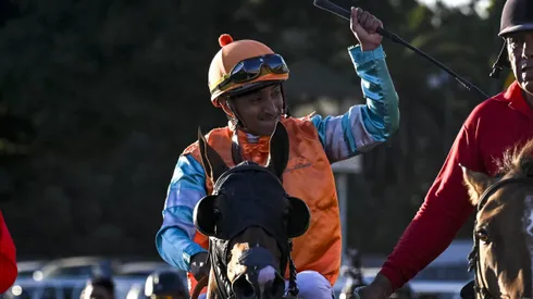 El jinete Joaquin Herrera y su caballo Lucky Red se adjudican la carrera El Derby 2025 Maximo Desafio en el Sporting Valparaiso de Vina Del Mar.
