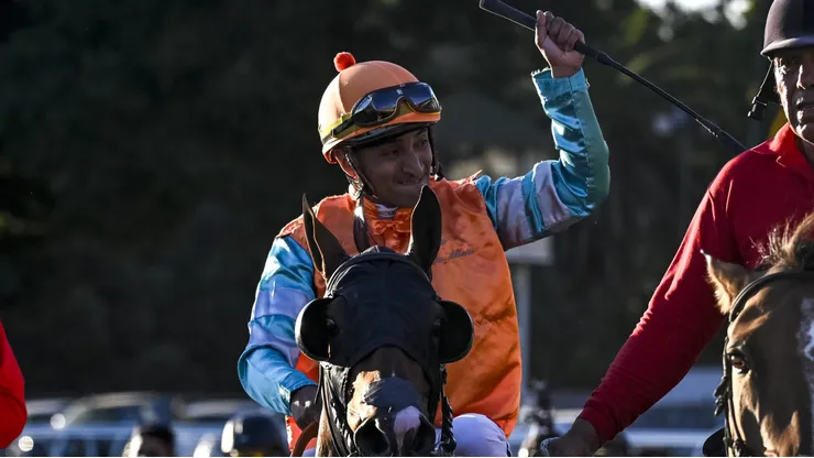 El jinete Joaquin Herrera y su caballo Lucky Red se adjudican la carrera El Derby 2025 Maximo Desafio en el Sporting Valparaiso de Vina Del Mar.