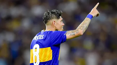 Carlos Palacios celebrando con la camiseta de Boca.