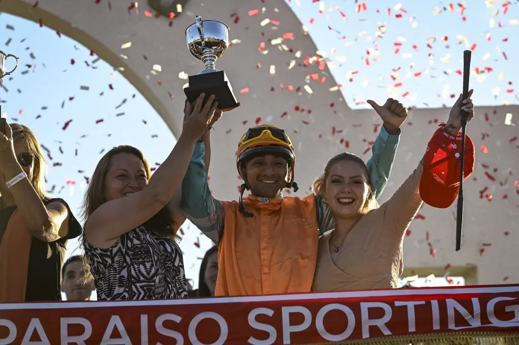 El jinete Joaquin Herrera y su caballo Lucky Red se adjudican la carrera El Derby 2025 Maximo Desafio en el Sporting Valparaiso de Vina Del Mar -Photosport