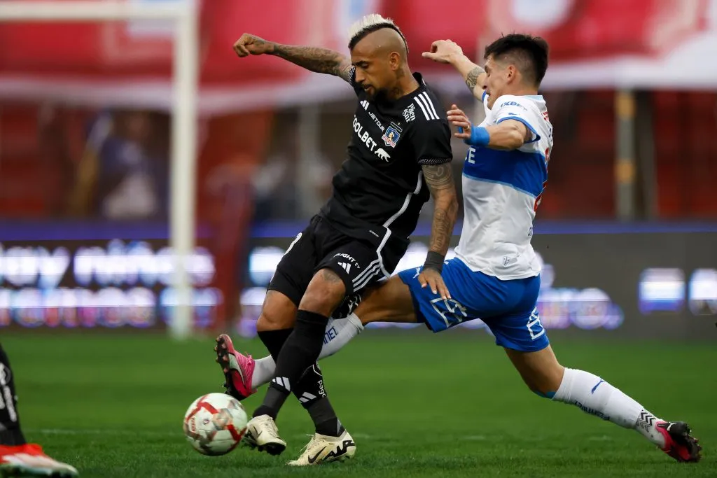 Alfonso Parot ante Arturo Vidal. (Andres Pina/Photosport).