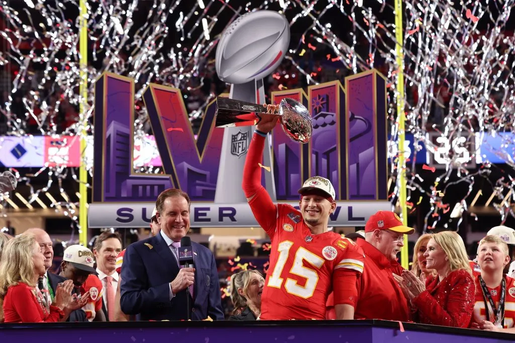 Patrick Mahomes, de los Kansas City Chiefs, sostiene el Trofeo Lombardi tras derrotar a los San Francisco 49ers durante la Super Bowl 58 (Getty Images).
