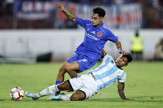 Javier Altamirano en acción ante Magallanes. (Javier Torres/Photosport).