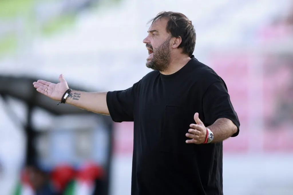 José Luis Sierra no quedó conforme con la presentación en el clásico de colonias. (Felipe Zanca/Photosport)-