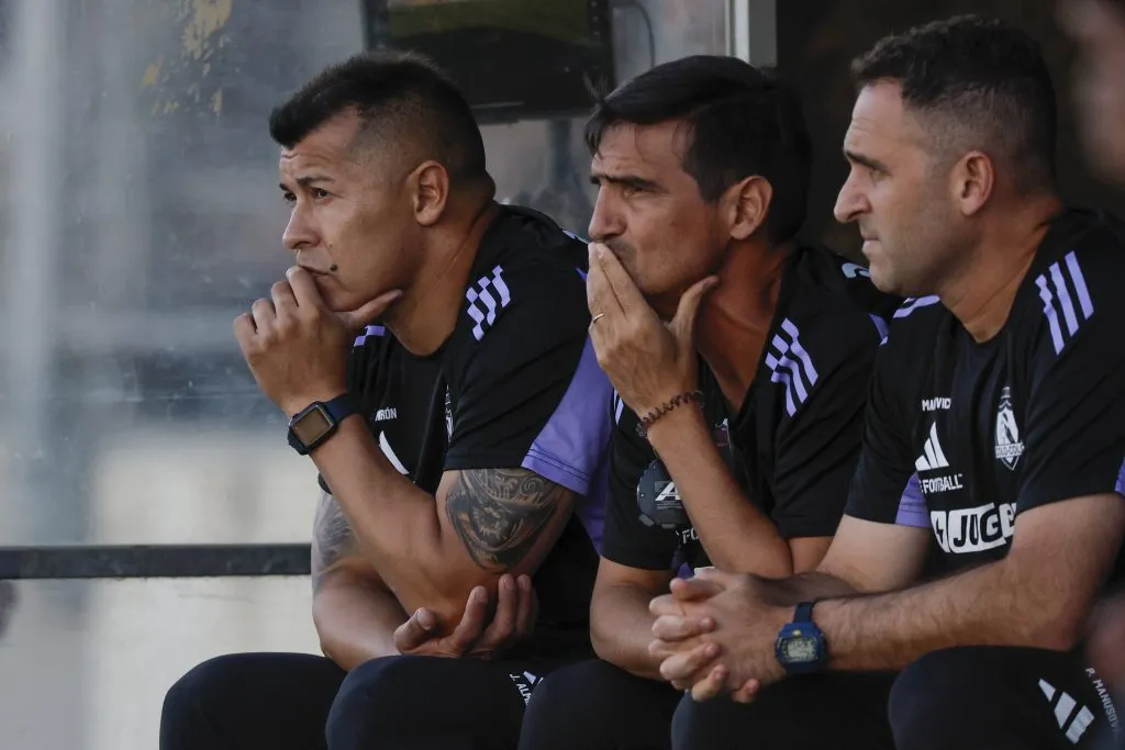 Almirón se muestra preocupado en el banco de Colo Colo