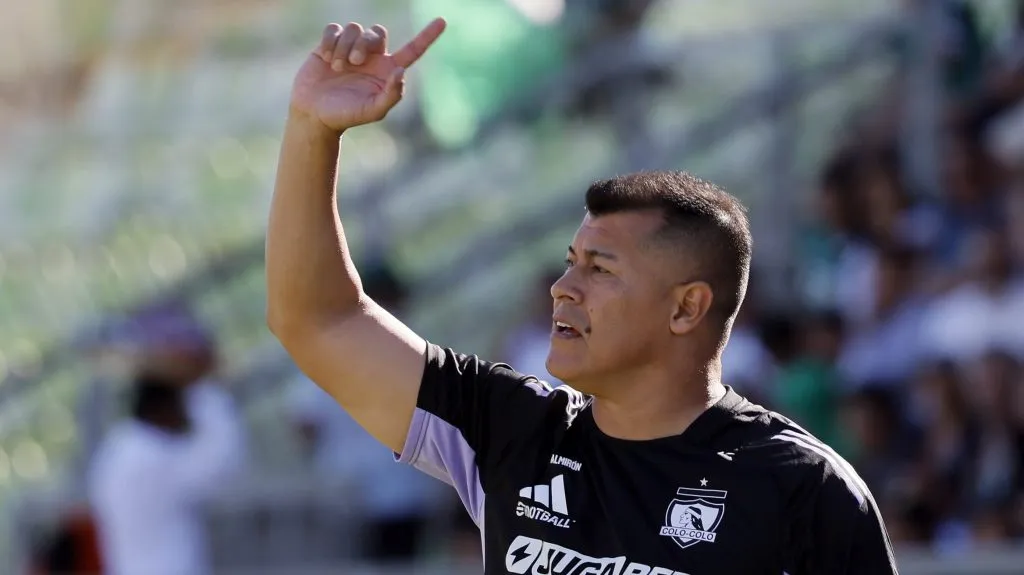 Jorge Almirón prepara la formación de Colo Colo.