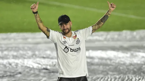 Neymar se mueve en helicóptero mientras se muda a su nueva mansión