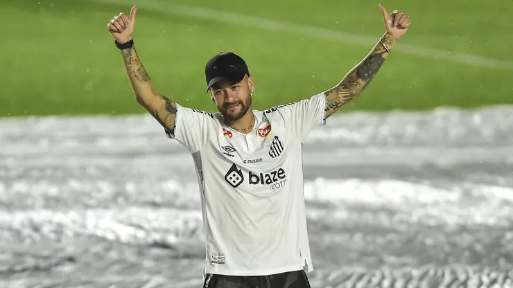 Neymar se mueve en helicóptero mientras se muda a su nueva mansión