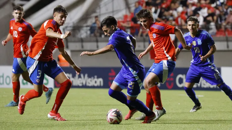 Chile enfrenta a Argentina en el Sudamericano.