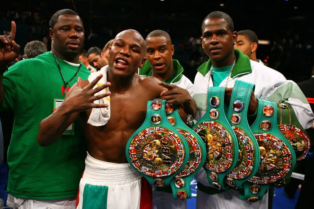 Floyd Mayweather Jr. celebra su victoria contra Oscar De La Hoya con dos miembros en 2007 (Getty Images).