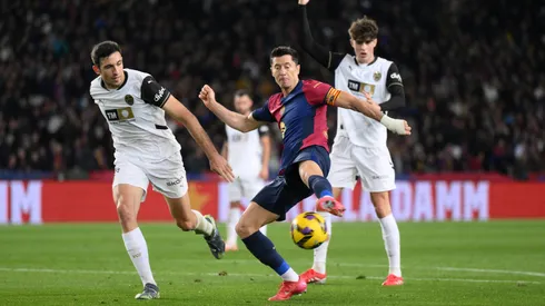 Robert Lewandowski remata el balón en el último Barcelona vs Valencia, por la liga española.