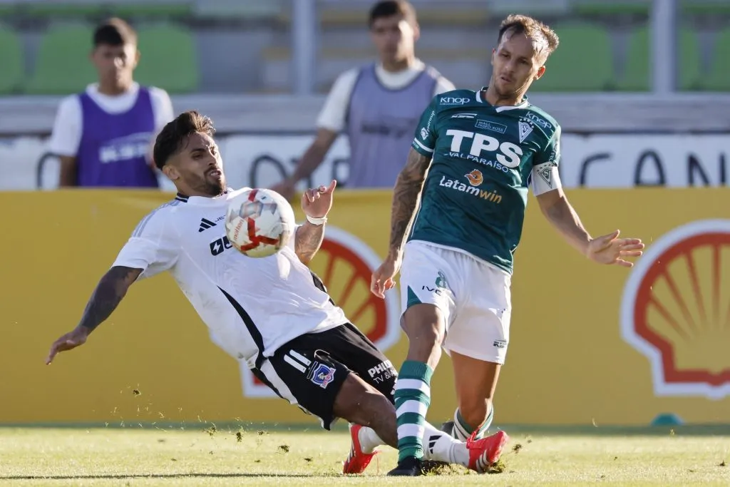Marcos Bolados intenta trabar a Joaquín Pereyra. (Andrés Piña/Photosport).