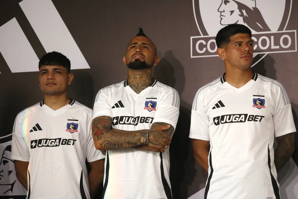 Arturo Vidal junto a Pavez y Aquino en la presentación de la camiseta. (Javier Salvo/Photosport).